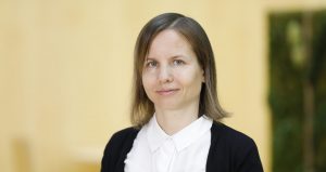 Valokuva eläinsuojeluasiamies Saara Kupsalasta.