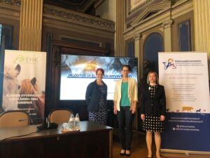 I bild är Satu Raussi och Tiina Kauppinen frän Djurskyddscentralen och djurskyddsombudsman Saara Kupsala.